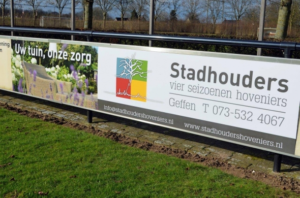 Sponsorbord op voetbalveld